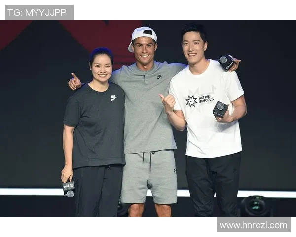 足球巨星同框合影展现荣耀时刻与无尽激情,引领球迷梦想飞扬